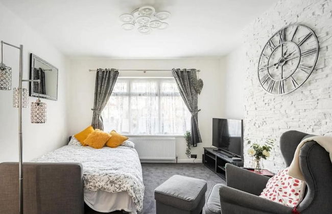 1 Bed-sleeps 4-free Parking-30 Min to Central Ldn - Photo 4