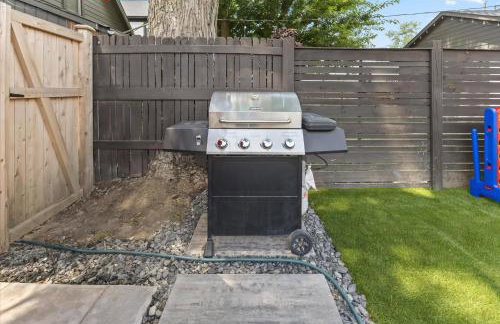 Farm House DT Indy with Pool Table - Photo 9