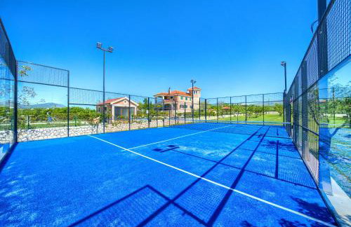 5-Bed Villa with Pool, Jacuzzi & Padel Court - Foto 47