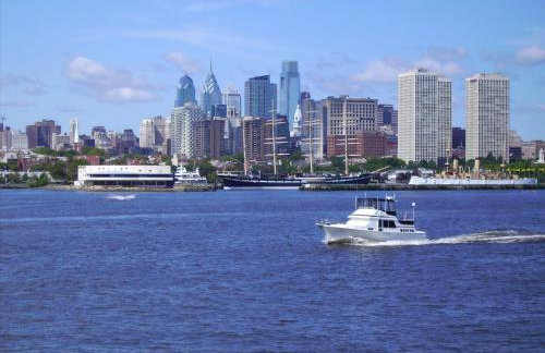 Main Line Manor 3BR with King Beds & Patio & Backyard - Foto 42