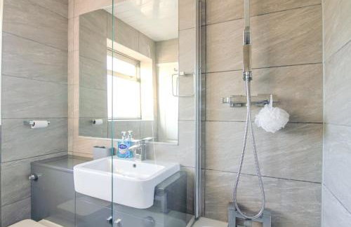 Modern 2BR Home in SK14, WIFI, Parking, Sleeps 5 - Foto 29