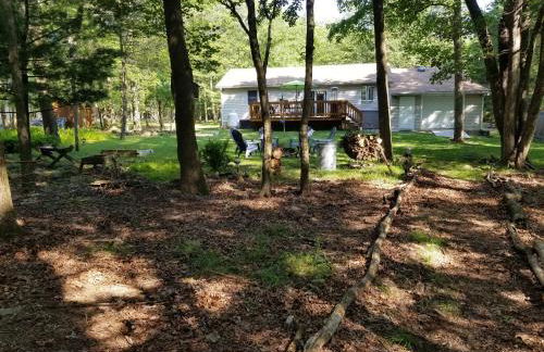 Serenity and Fun all in one in this Cozy Pocono Cabin - Foto 38