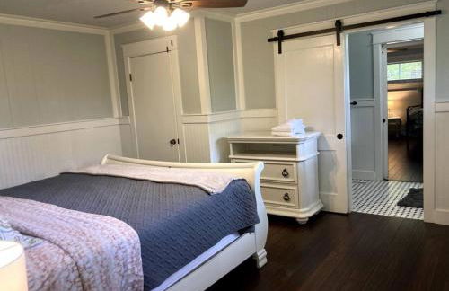 Tucked Away Newly Renovated 2 Bedroom/ 1 Bath Sleeps 8 - Photo 8