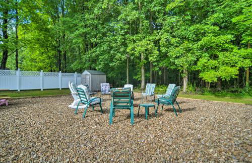 Jamestown Retreat with Hot Tub - Walk to Lake! - Foto 19