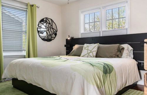 Bright & Stylish 4BR Spot - Close to Downtown Fun - Foto 24