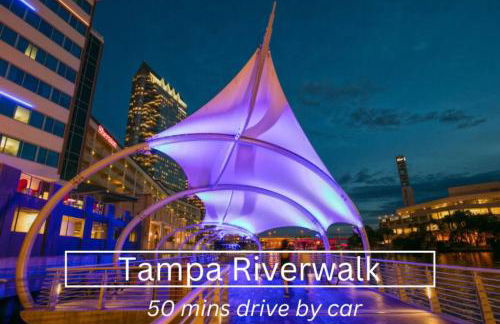 Walk to Downtown - 7min to beach - King bed & Free parking - Foto 43