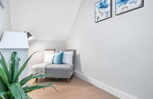 Renovated & Sophisticated Home Near Beach & Shops! - Photo 49