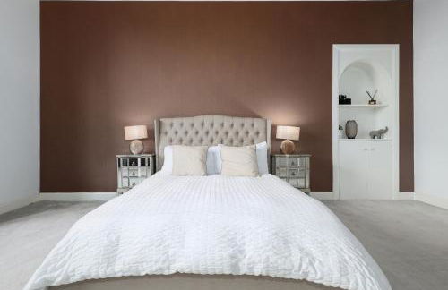 Extravagant 6 Bed Victorian Townhouse with Hot Tub - Photo 55