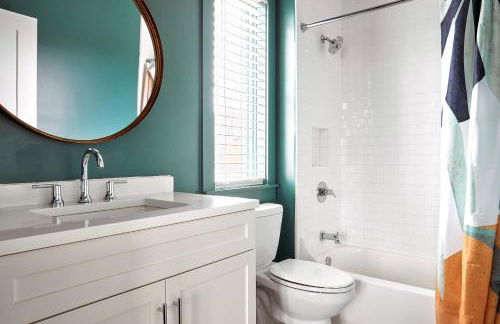 Upscale 12 South Penthouse with 2 Kings, Balcony 1 of 7 Themed Lofts at Cowrite, Find Coffee and Tacos Downstairs, Complimentary Spin Class, Walk to Shopping in 12 South, 10 Minutes to Broadway, Parking, 24 Hr Hospitality - Foto 8