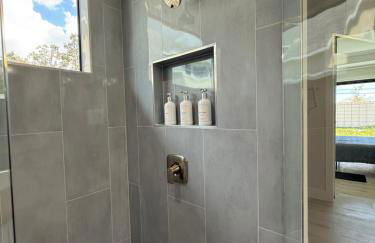 Colorful retreat near beach and pickleball courts - Foto 7