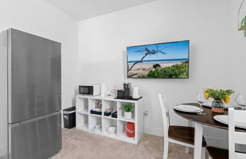 Modern 1BR Suite w AC Sleeps 3, NW Bakersfield - Photo 15