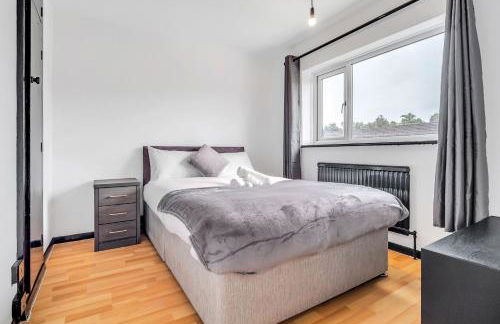 Spacious 4-Bed Haven in Orpington Retreat - Photo 16