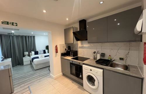 Stunning 1-bed Apartment in Harrow With Parking - Photo 5