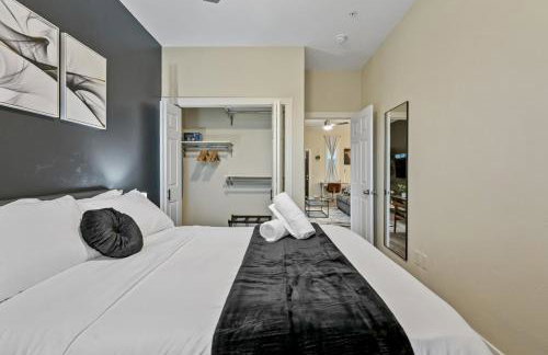 Upscale 2BR suite With Free Parking and Walkable Area - Foto 23