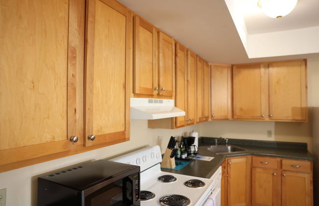 University Retreat With Plenty of Restaurants Nearby - Photo 7