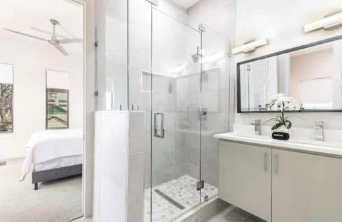Uptown Modern with Private Patio & 1Gbps Wi-Fi - Foto 45