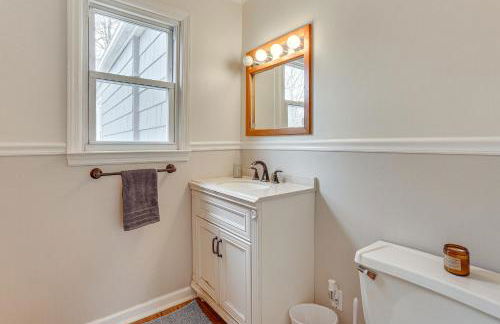 Walk to Lake Hopatcong Vibrant Home with Deck! - Foto 14