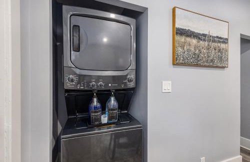 Completely Remodeled Walking Distance to Downtown Close to the Beach Downstairs Washer Dryer - Foto 22