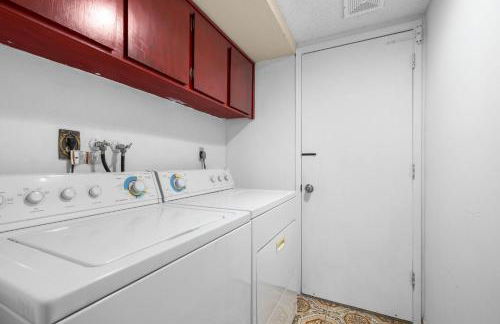 Mira Mesa Family Retreat 4BR with Balcony and Firepit - Photo 18