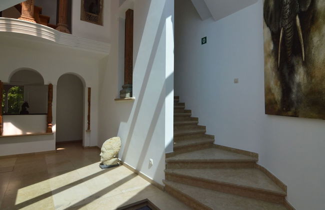 Luxurious Country House - Photo 2