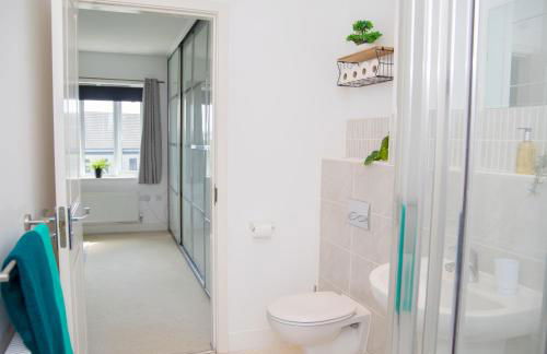 Lavish 4-Bedrooms with Modern Home Features - Guest 8 - Hi-Speed Wi-Fi - Luxury Garden - Private Ample Parking - Foto 25