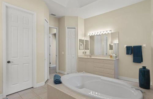 Cape Serenity- Premier Waterfront Villa with Kayaks and Bikes - Photo 22