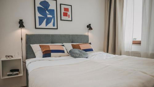 JOBOSTAYS - LINDEN Family Apartment Oldenburg - sehr geräumig 110m2 - Terrasse mit Gartenblick - voll ausgestattete Küche - 2 Bäder - Babybett - 10 Min zu Fuß zum Bahnhof - kostenloses WLAN - Parkplatz - kontaktfreier Check-In - Photo 2