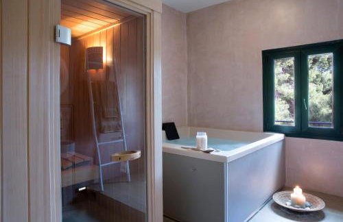 Avra Private Suites - Photo 37