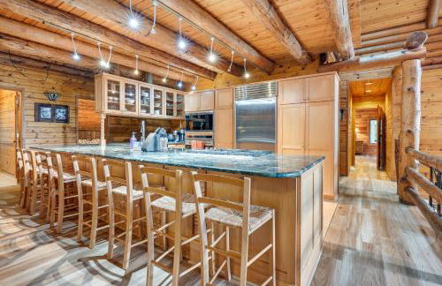 Magical Metamora Cottage with Fire Pit, Pond, Deck! - Foto 10