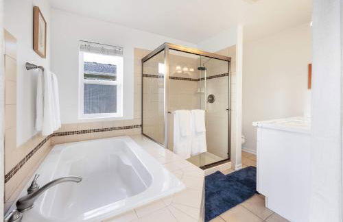 Rare 2BR Modern Urban Escape Free Parking - Foto 26