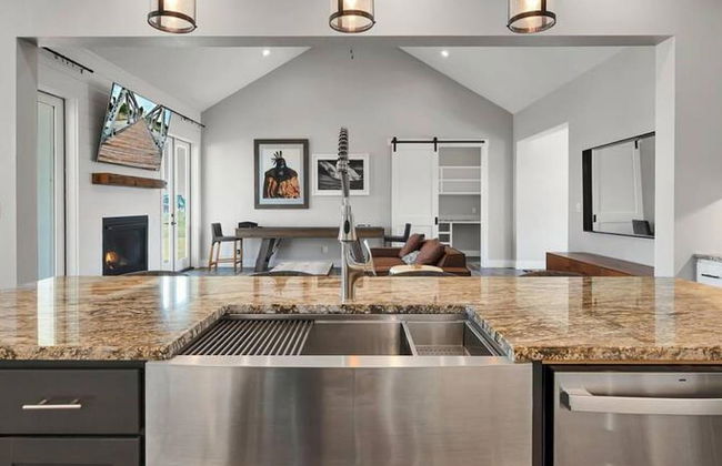 New Luxury Texas Farmhouse - Photo 8