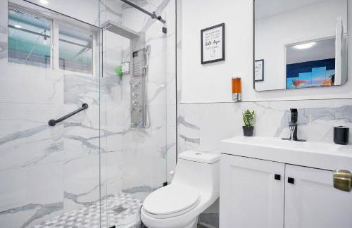 Vacay Spot Happy Escape 15 Min Beach Massage Shower Prime LOC! 6 blocks away from Bars, Nite Clubs, Res, Shops - Photo 5