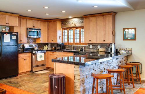 Cozy Mi-Wuk Village Cabin with Deck! - Foto 6