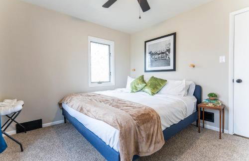 5 Bedroom 2 & 1 half Bath Group Stay Fun Design in Quiet Neighborhood - Foto 22