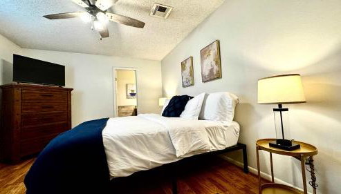 Stylish 4BR Retreat in Cypress - King Bed -Fireplace -Outdoor Patio - TVs in 4 Rooms - Foto 5