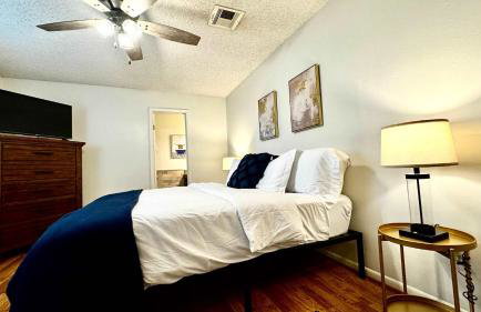 Stylish 4BR Retreat in Cypress - King Bed -Fireplace -Outdoor Patio - TVs in 4 Rooms - Foto 5