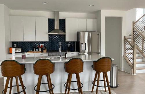 Entire Home Close to BOA Stadium & City - Foto 22