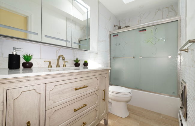 Cheerful & Beautiful 3-Bedroom Ranch - Photo 39