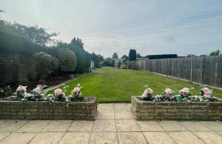 Stunning 3 Bedroom 2 Bathroom Bungalow by CozyNest - Photo 4