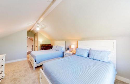 Classic coastal home with game room & private hot tub - walk to beaches - Foto 19