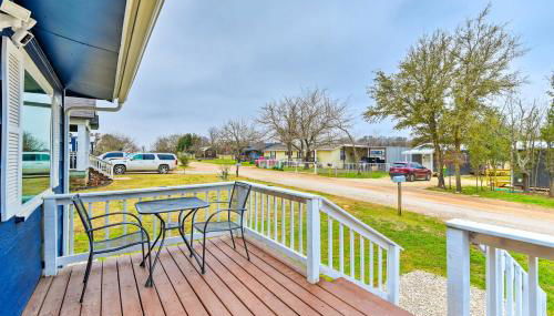 Lake Granbury Getaway about 1 Block to Waterfront - Foto 2