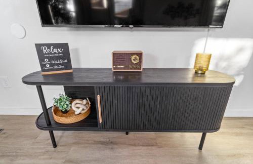 Game Room and Huge Yard with Fire Pit Yard Games and BBQ Near UE and Downtown - Foto 24