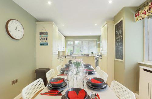 Spacious 4 Bedroom House with Parking - Foto 48