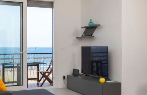 Mare fuori, sul lungomare con tre camere da letto e due bagni! - Foto 1