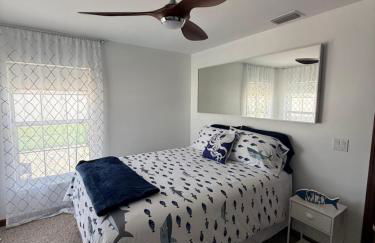 Walk to waves Beautiful 3-Bedroom with pool steps from beach - Foto 23