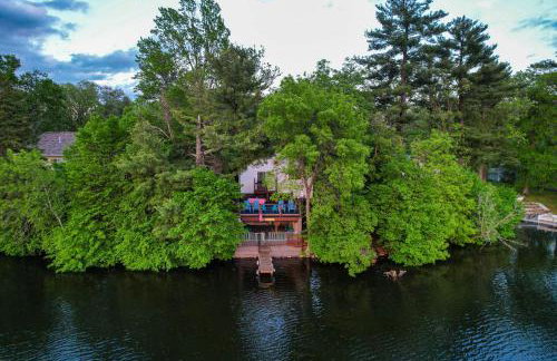 Lakefront Family Retreat with Private Dock! - Foto 42