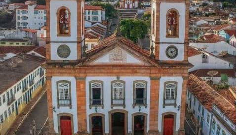 Fachada de la iglesia del Pilar