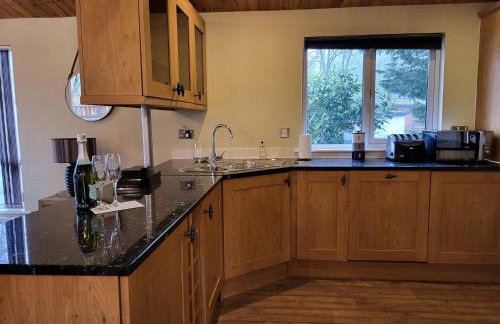 Cheerful 3 bedroom Lodge At White cross Bay Windermere - Photo 32