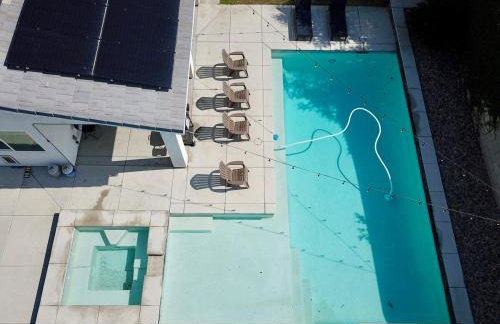 Spacious Home with Private Pool - Photo 31