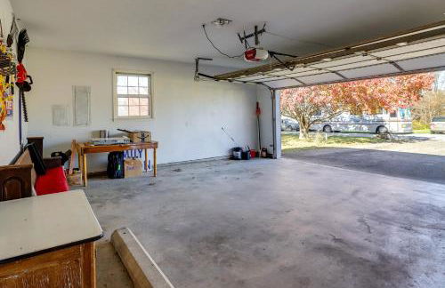 Charming Paris Home with Porch Hunt and Unwind! - Foto 24